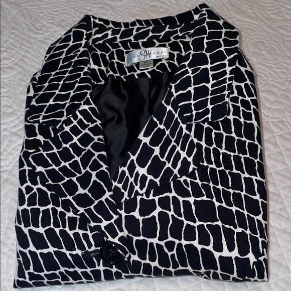 Studio Works Jackets & Blazers - Studio Works Black & White Geometric Lined 3 Button 3/4 sleeve blazer. Size LP